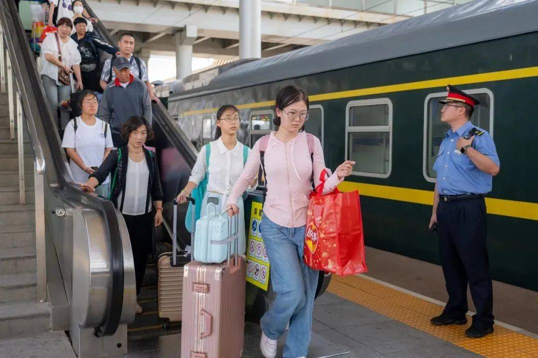 國慶出行注意！高峰期鐵路部門增開中短途旅客列車