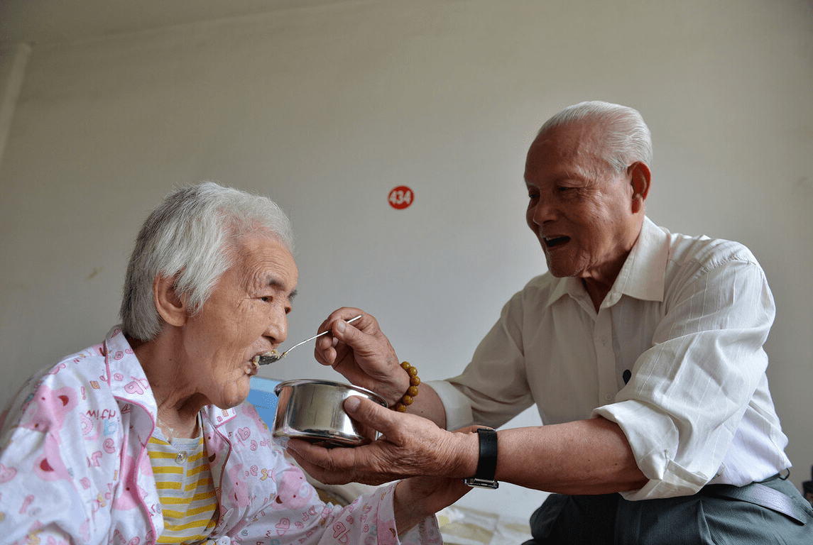3500萬失能老年人如何擺脫“一人失能，全家失衡”？國務(wù)院報告提出對策