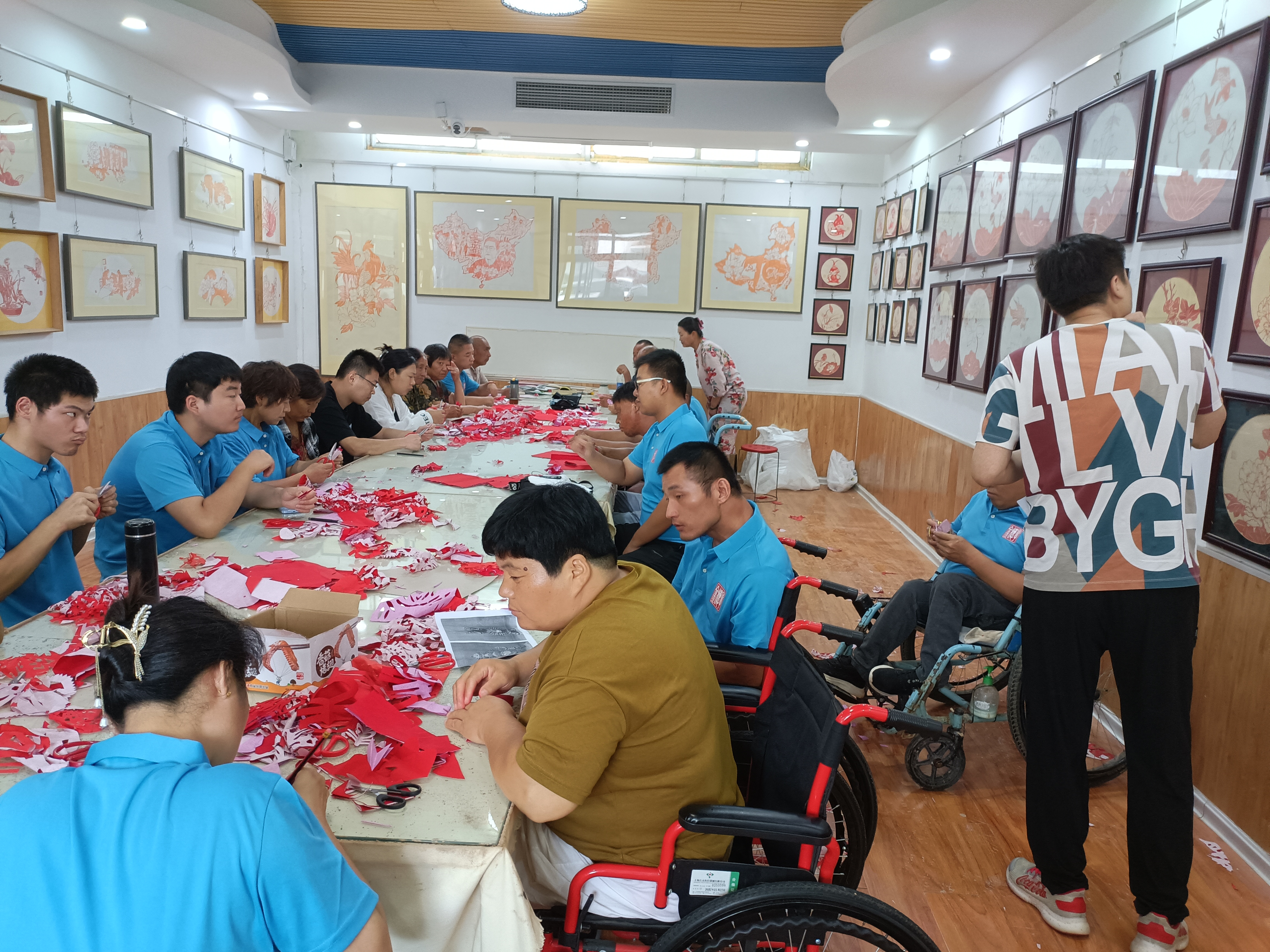 多措并舉幫扶就業(yè)困難群體：各地針對(duì)大齡、殘疾、較長(zhǎng)時(shí)間失業(yè)群眾，開(kāi)發(fā)合適崗位，開(kāi)展技能培訓(xùn)