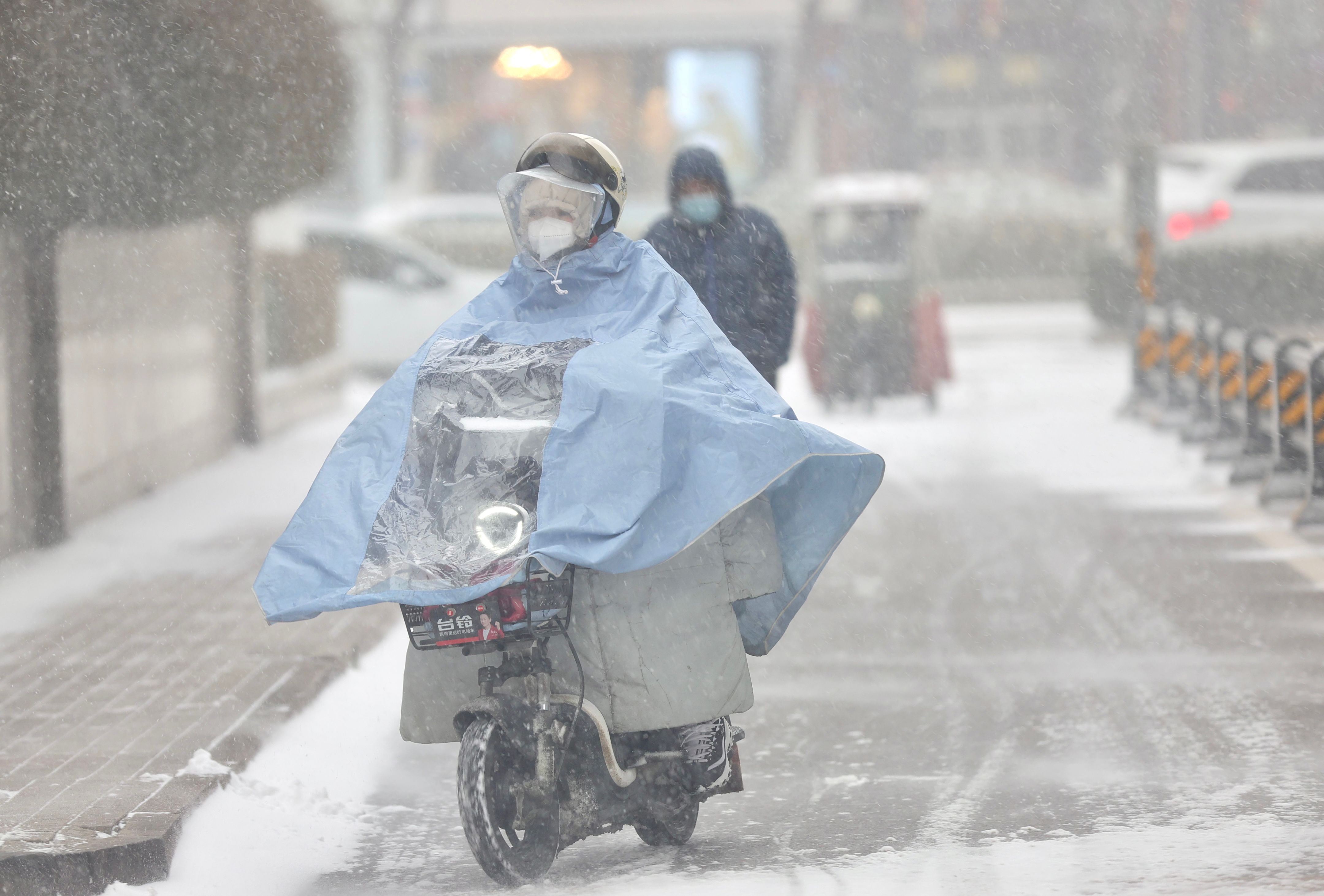 中國氣象局啟動應(yīng)急響應(yīng) 多地積極應(yīng)對寒潮暴雪影響