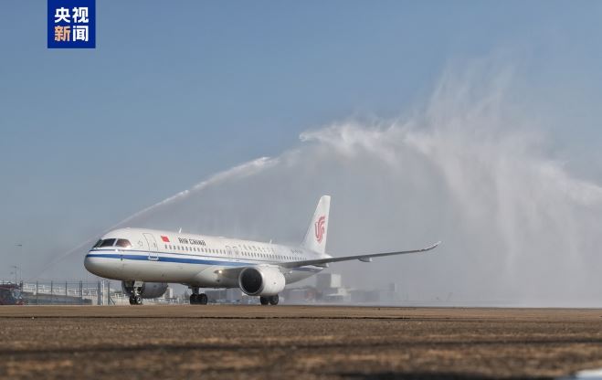 身披五星紅旗C919國產大飛機首次亮相澳門