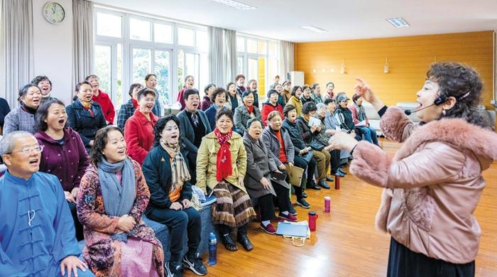 民辦老年大學(xué)圈粉“銀發(fā)族” “夕陽教育”能否成為“朝陽產(chǎn)業(yè)”？