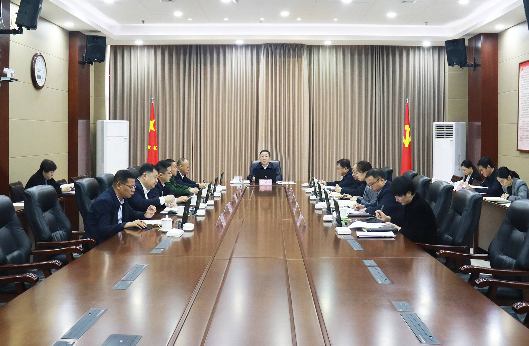 東昌府區(qū)委常委會召開會議