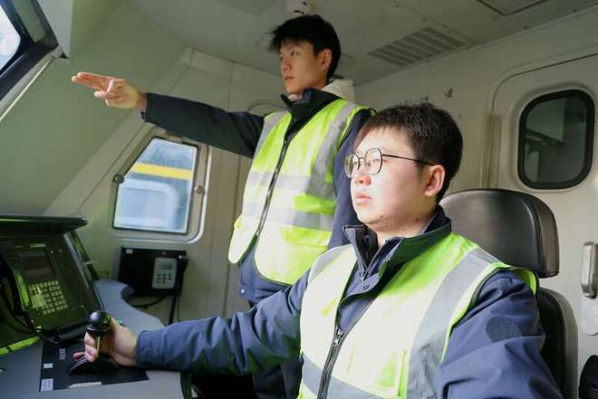 在秦嶺之巔“推”火車