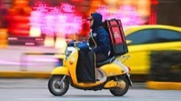 給外賣騎手繳社保，轉變背后可以看到什么？