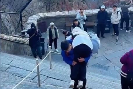 “小伙泰山陪爬年入30萬(wàn)”引熱議 當(dāng)事人回應(yīng)：已考慮退出