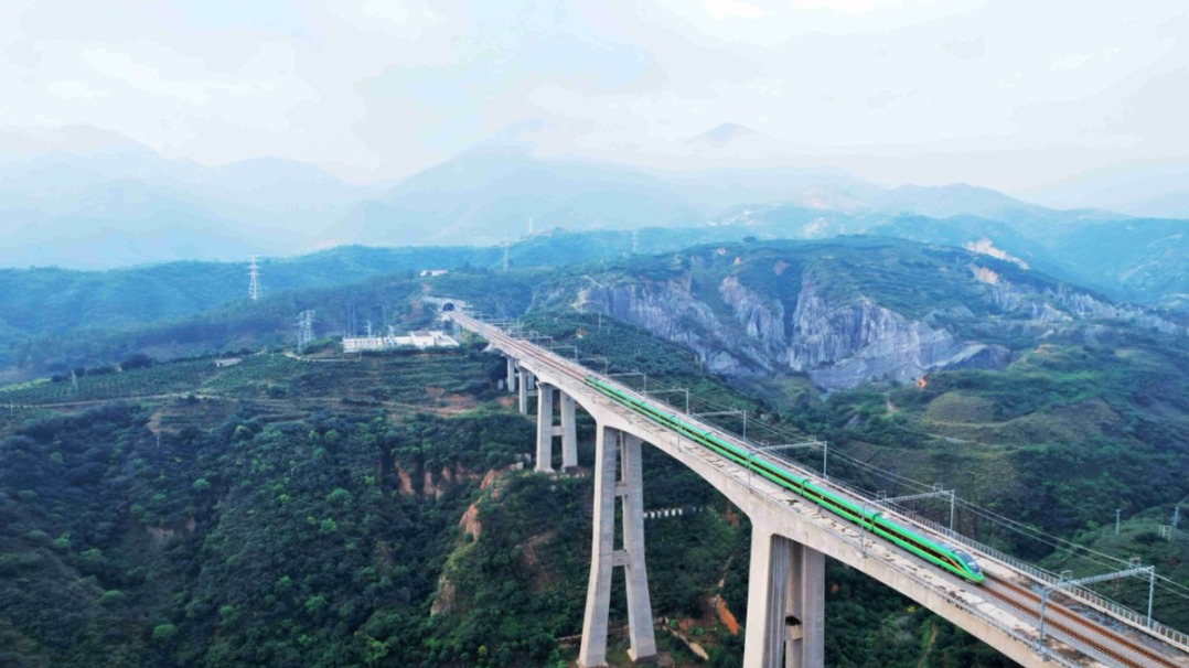 中老鐵路累計(jì)發(fā)送旅客超4860萬人次 運(yùn)輸貨物5400萬噸