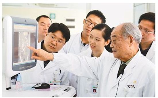 6名院士4名教授講授大學(xué)基礎(chǔ)課 是否大材小用？