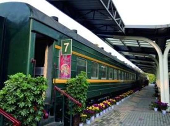 退役綠皮火車變身餐廳 山東一高?；疖嚥蛷d走紅