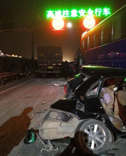 濟南繞城高速發(fā)生10車追尾事故，造成2人遇難6人受傷