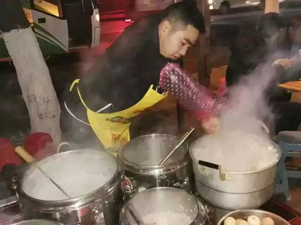 勵志！他7歲才學(xué)爬，如今卻用單腿“蹦”了33場馬拉松