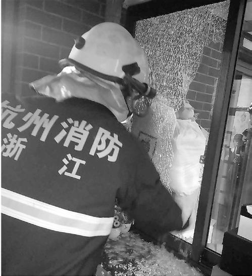 和父母鬧情緒  16歲男孩將自己反鎖房內(nèi)一星期